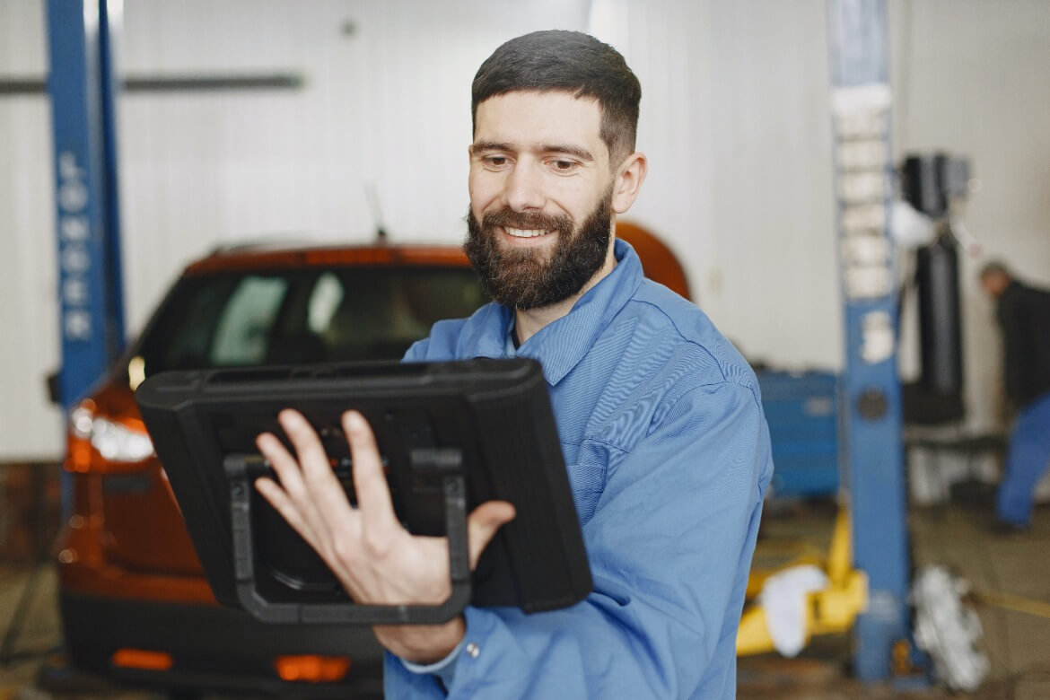 Mechanic checks an electronic device